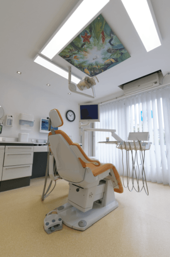 Ein Behandlungsraum in der Zahnarztpraxis Jguburia am Klagesmarkt in Hannover