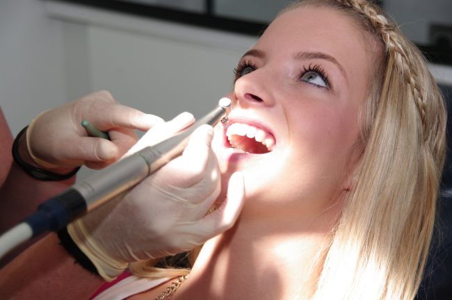 Ein strahlendes Lächeln - durch die professionelle Zahnreinigung in der Zahnarztpraxis Jguburia