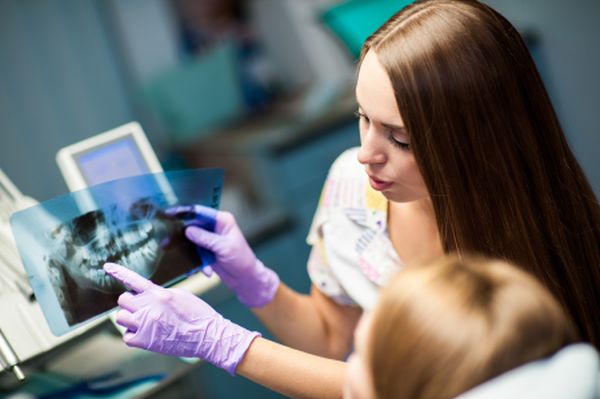 Eine Besprechung mit einem Schmerzpatienten in der Zahnarztpraxis in der Nordstadt Hannovers