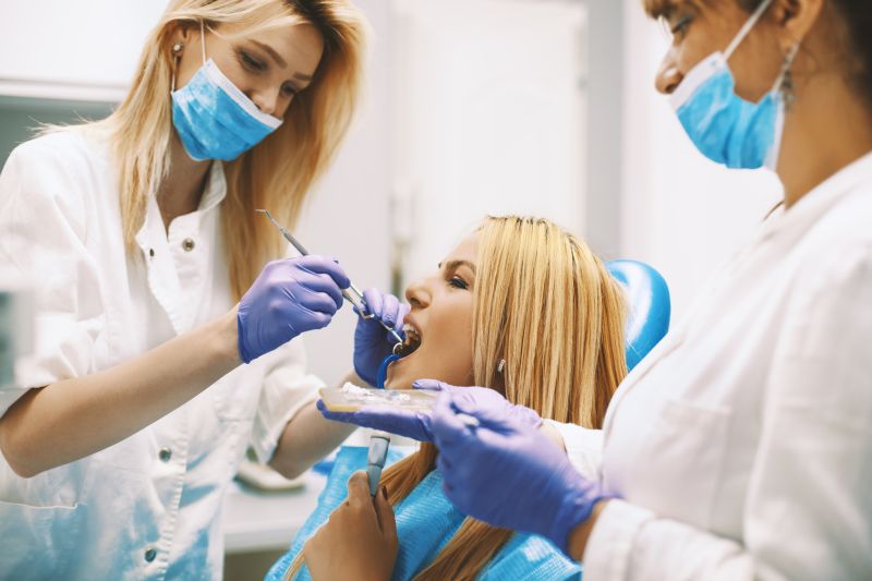 Eine Patienten der Füllungstherapie beim Zahnarzt